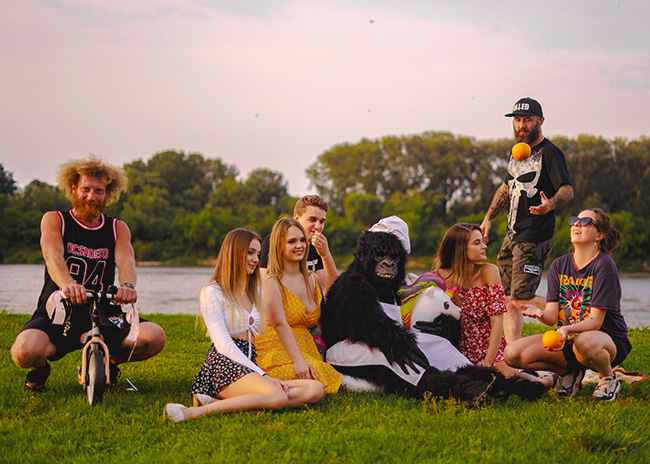 Primate - Black Monkey Cooks wśród klientów